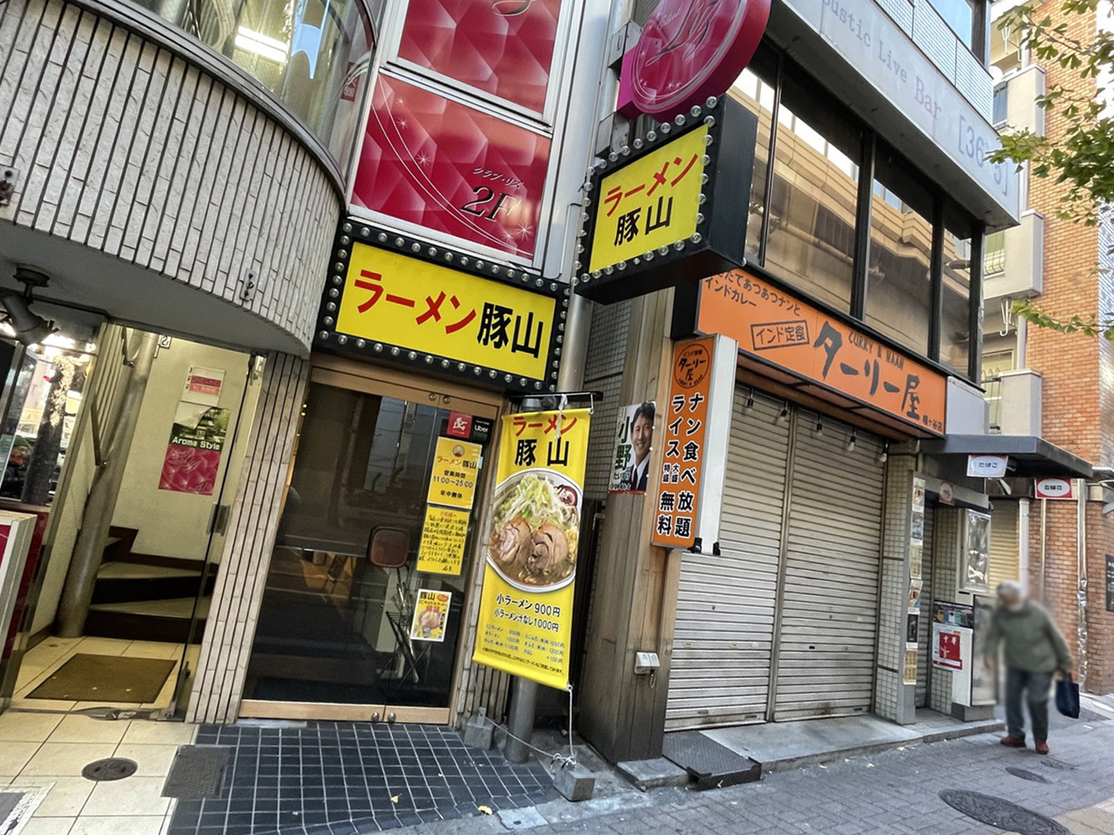 周辺は飲食店が豊富なエリア