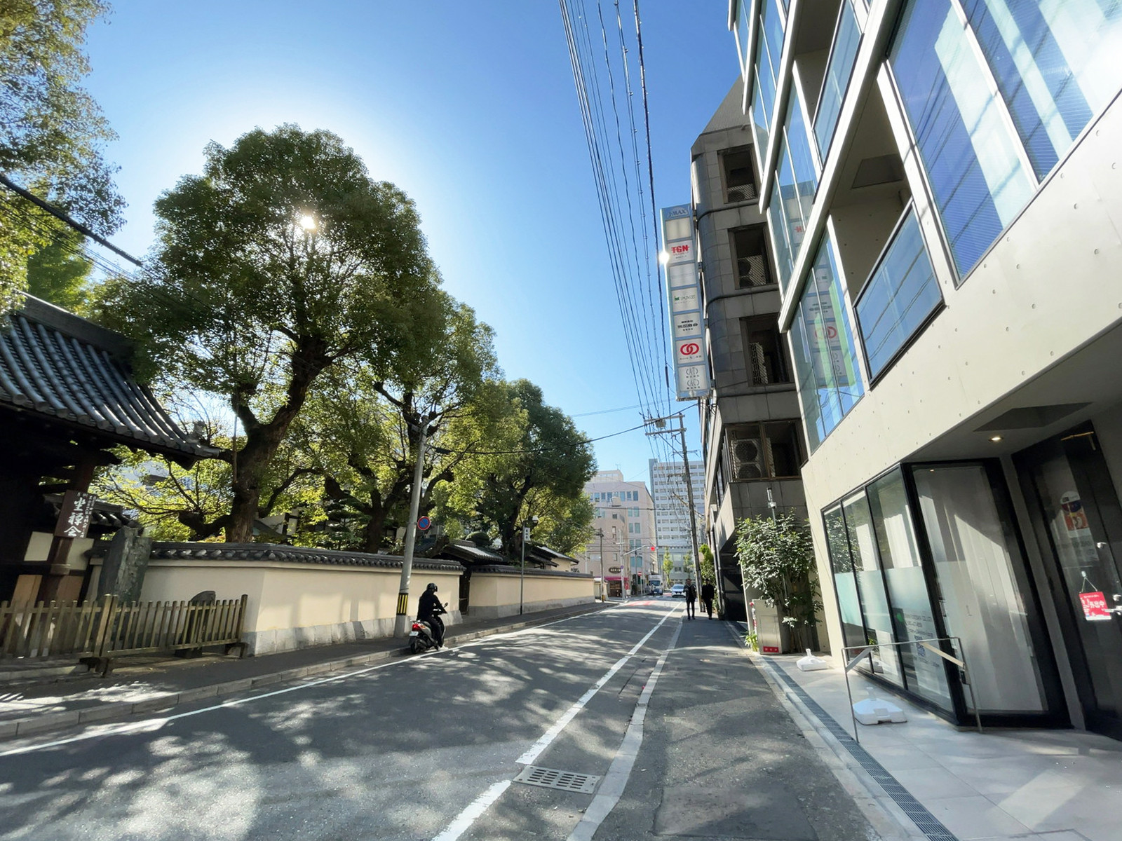 Biz Gate HAKATA前面の東林寺通り