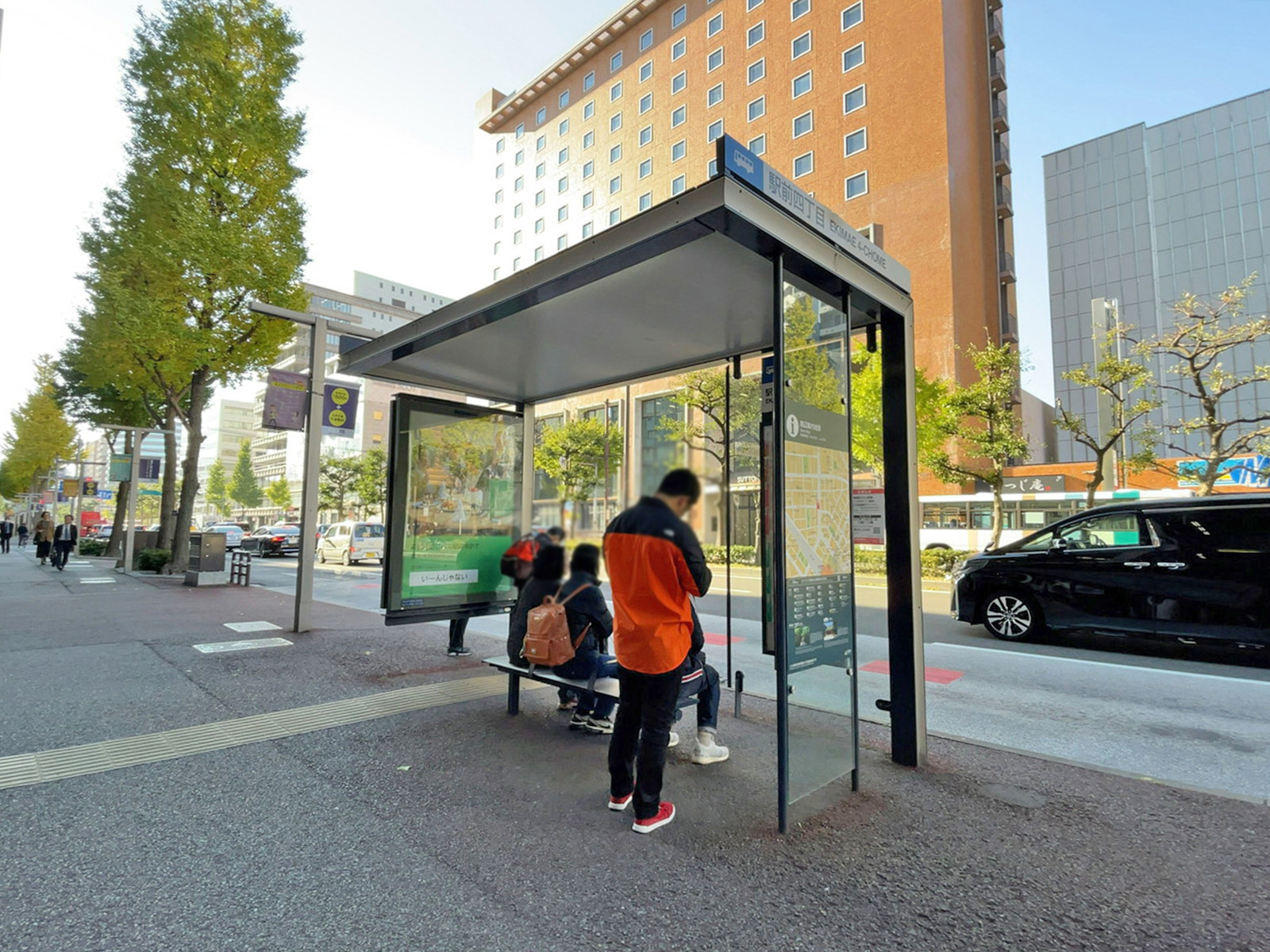ビル前のバス停「駅前四丁目」