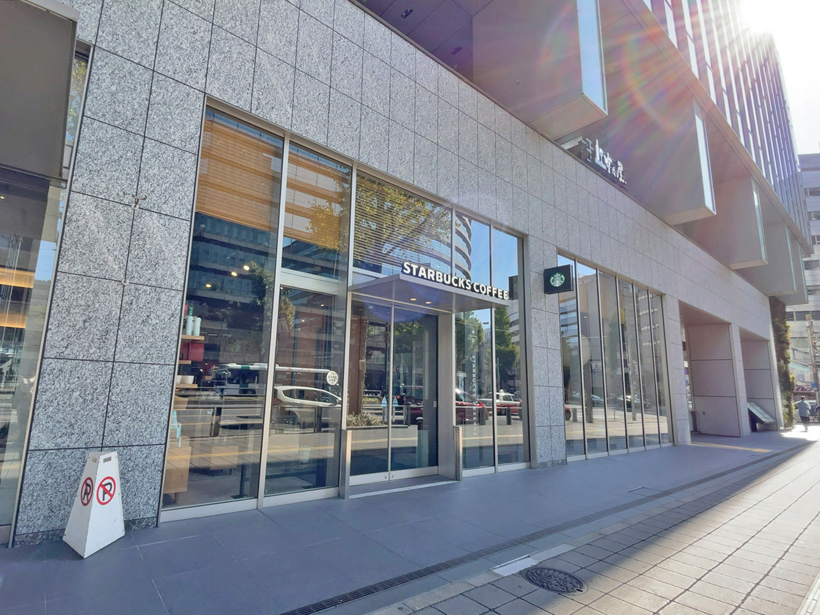 徒歩1分のスターバックスJRJP博多ビル店