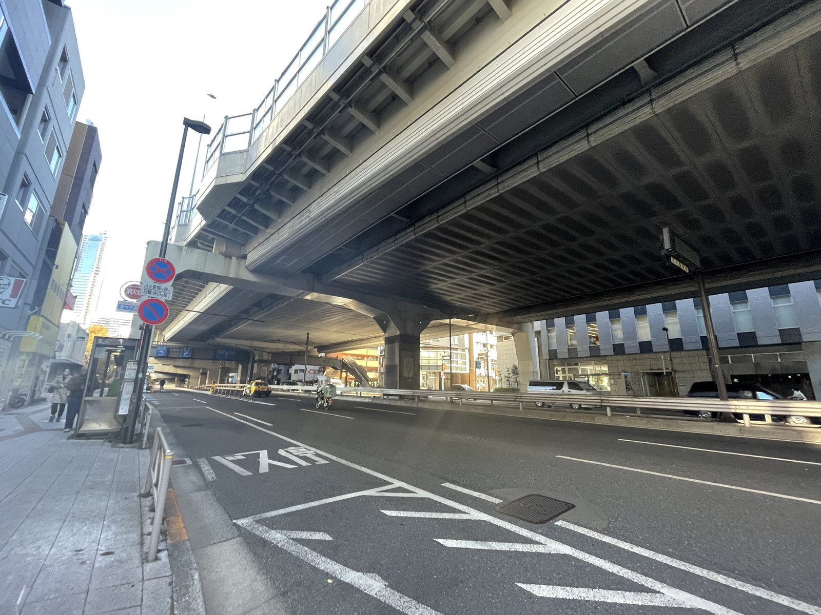 初台AIビル前面の通り