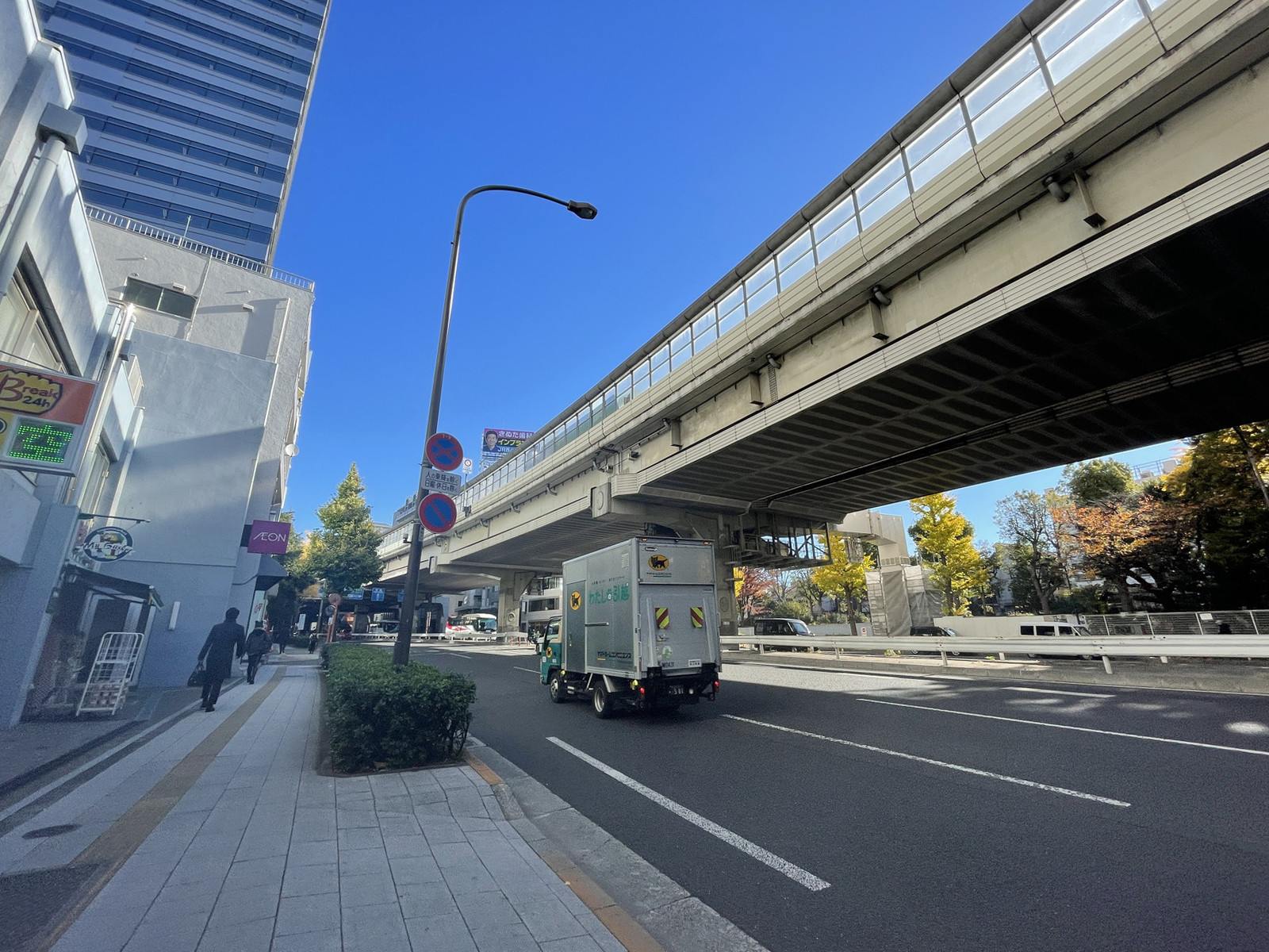 初台ハイツ前面の通り