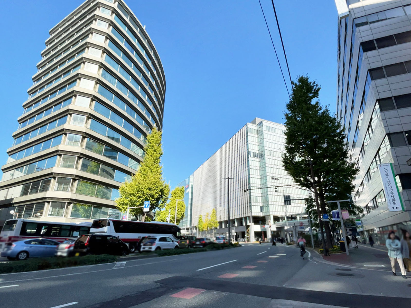 NEWNO・ザイマックス博多駅前ビル前面の通り