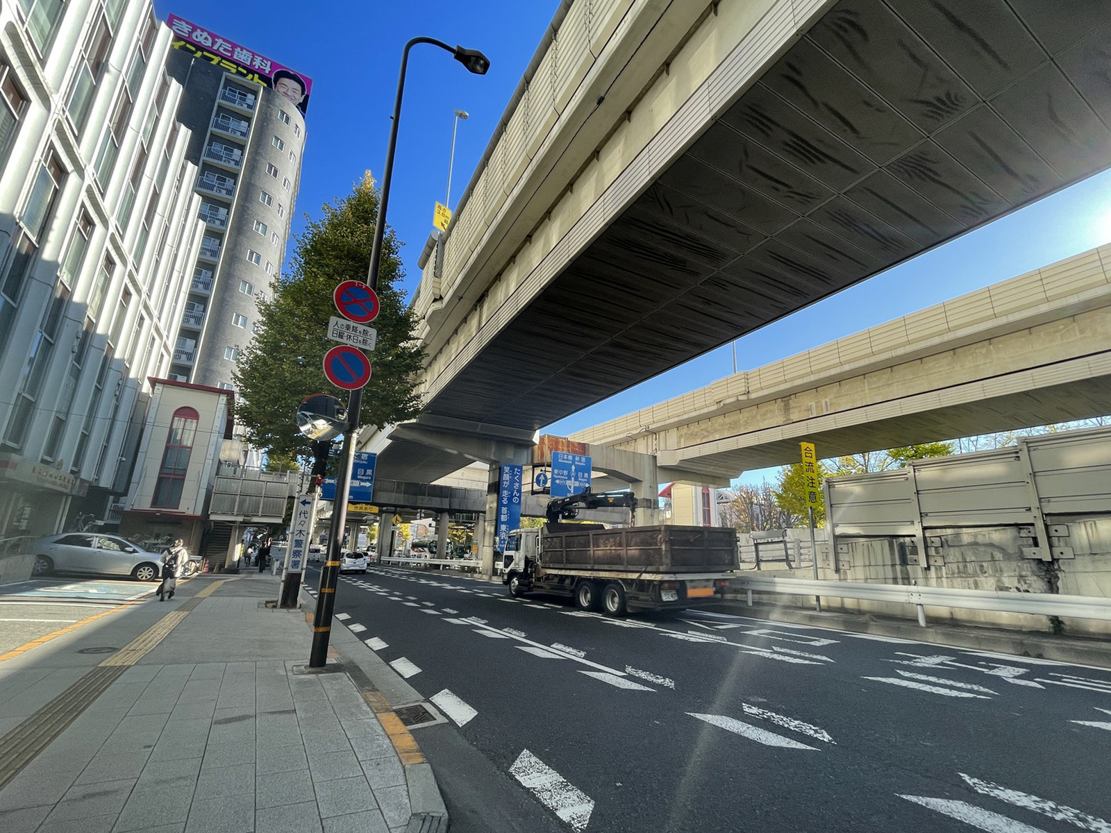 アークマーク渋谷初台前面の通り
