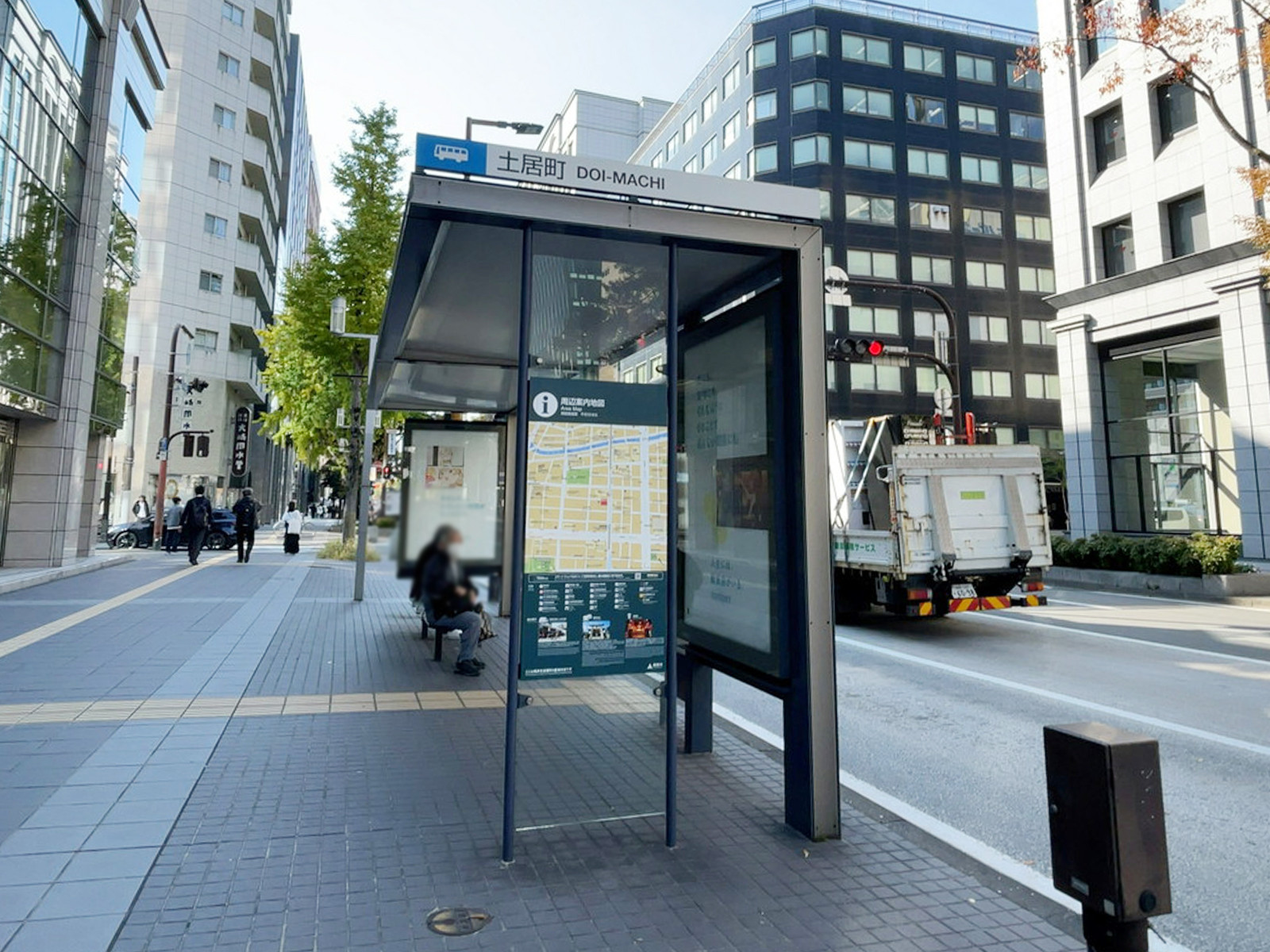 ビル前のバス停「土居町」