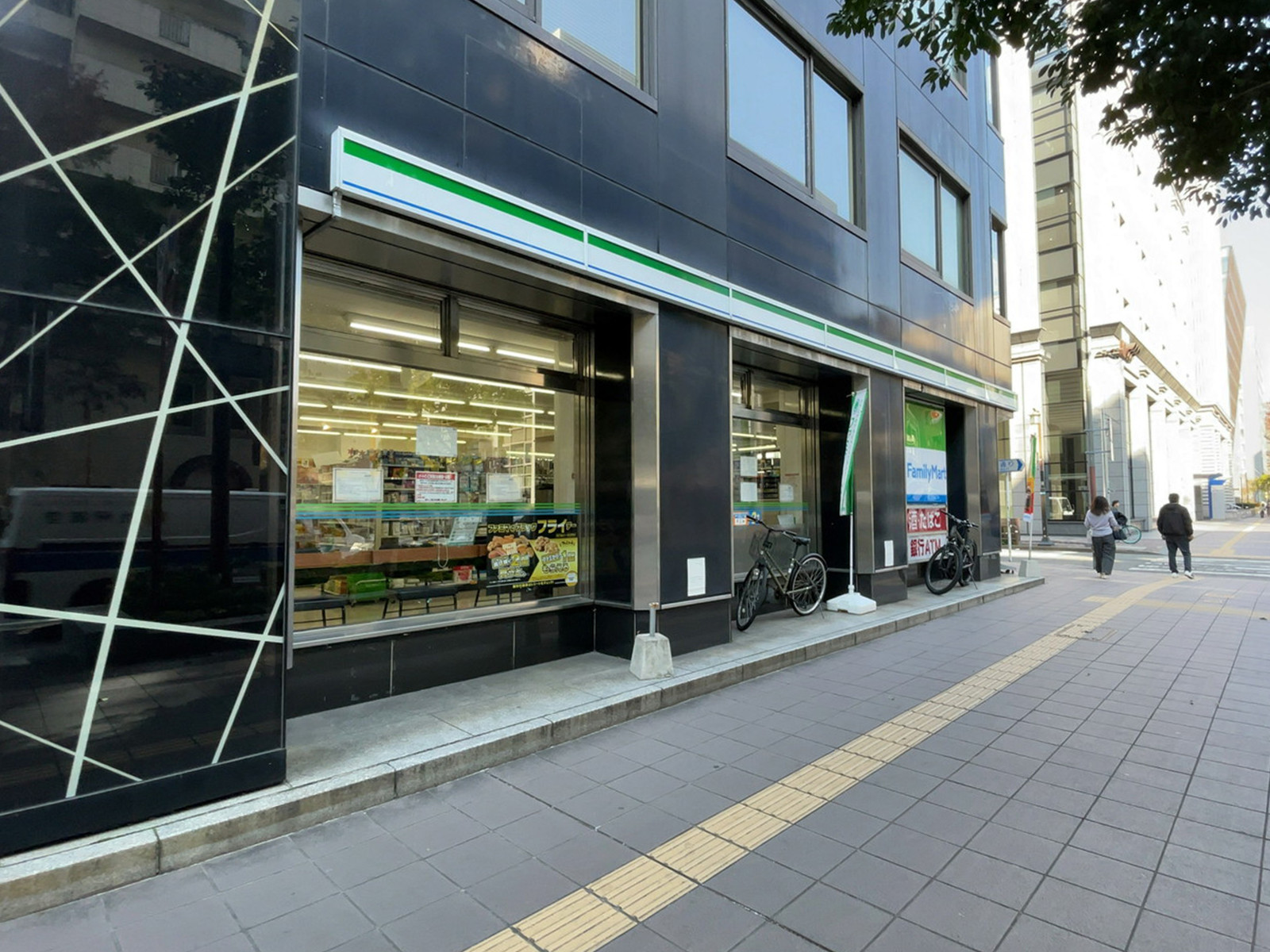 向かいの通りのファミリーマート 博多明治通り店