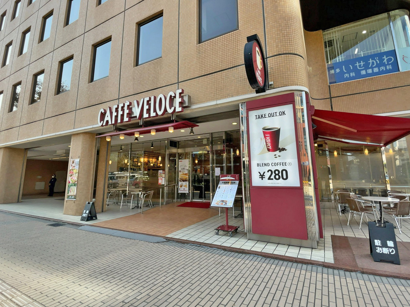 隣のカフェ・ベローチェ博多呉服町店