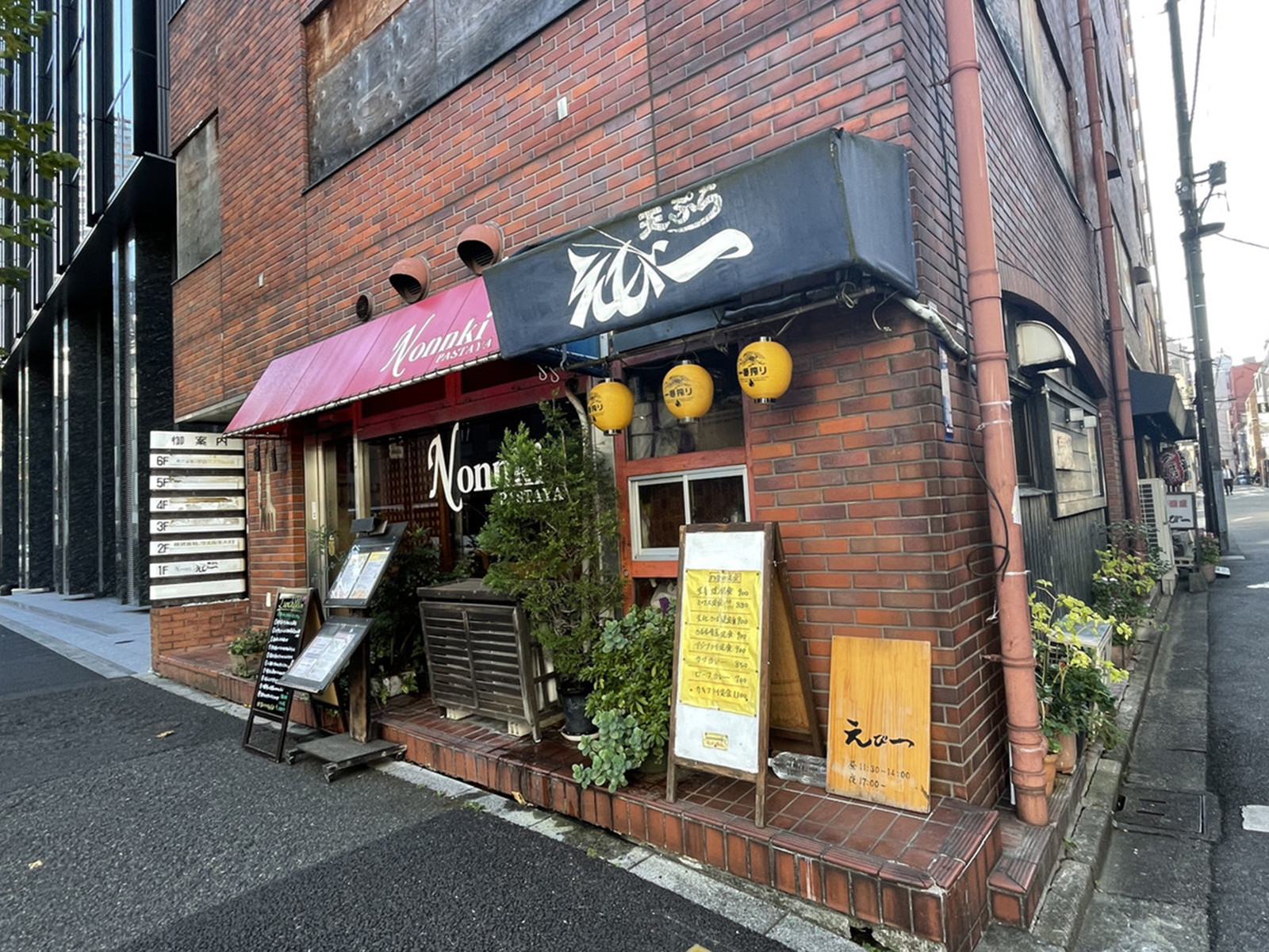 周辺には飲食店が点在