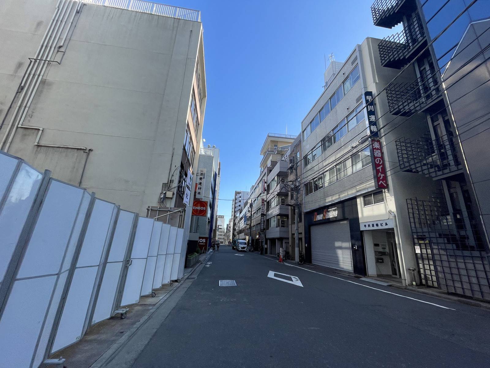 第一スレートビル前面の通り