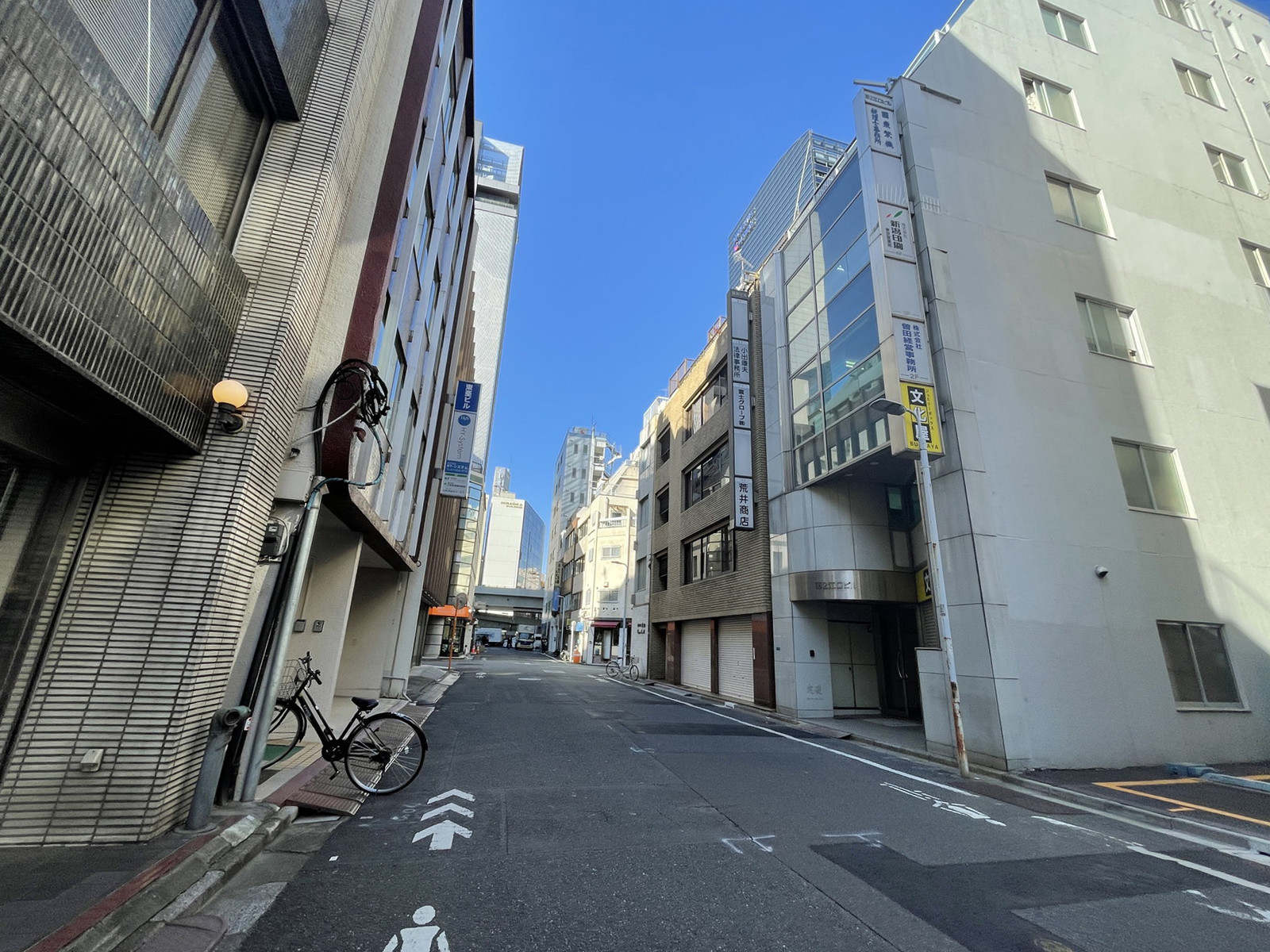 外園ビル前面の通り