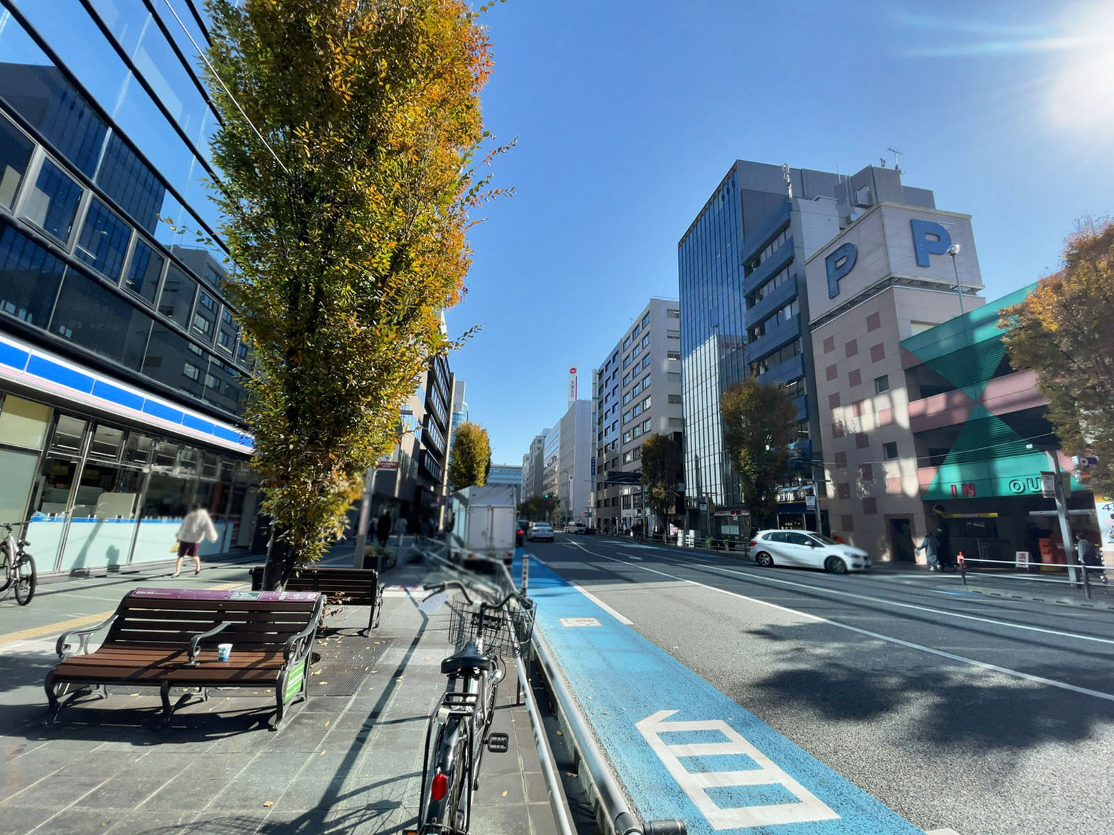 西日本新聞博多駅前ビル前面の通り