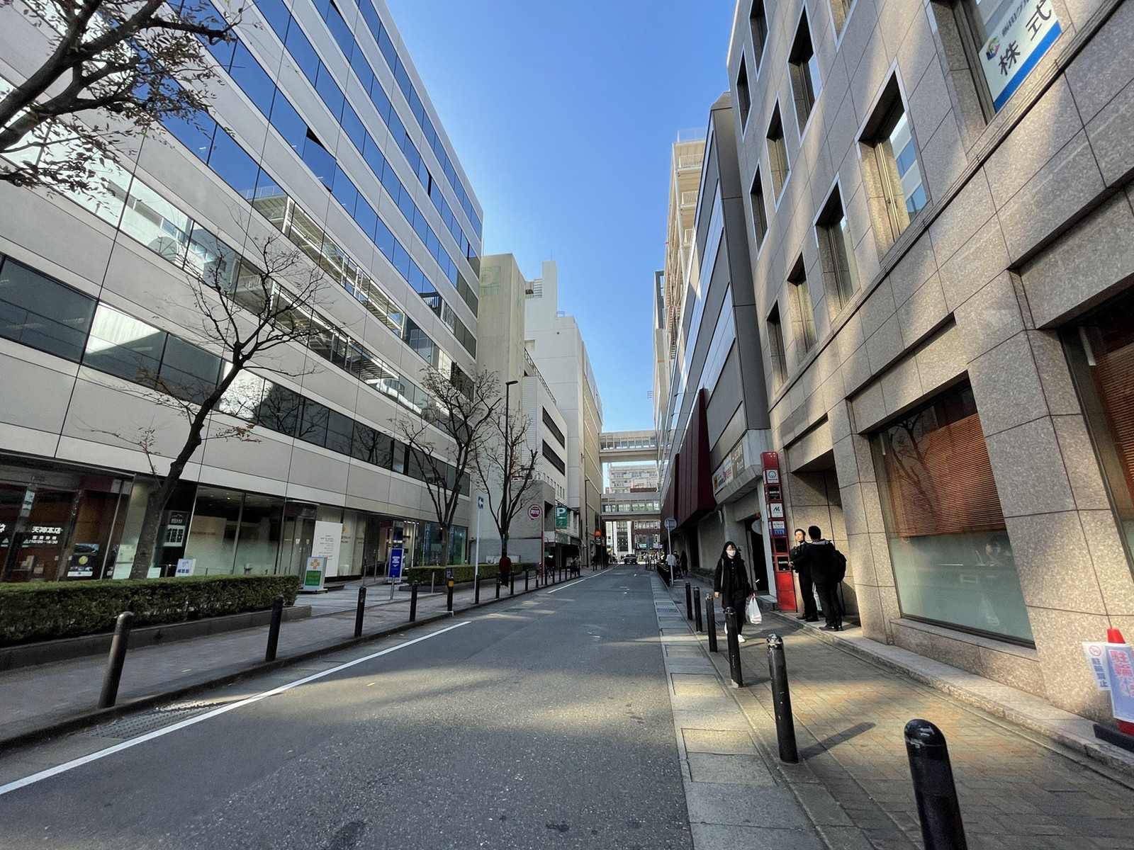 天神ビル新館前面の通り