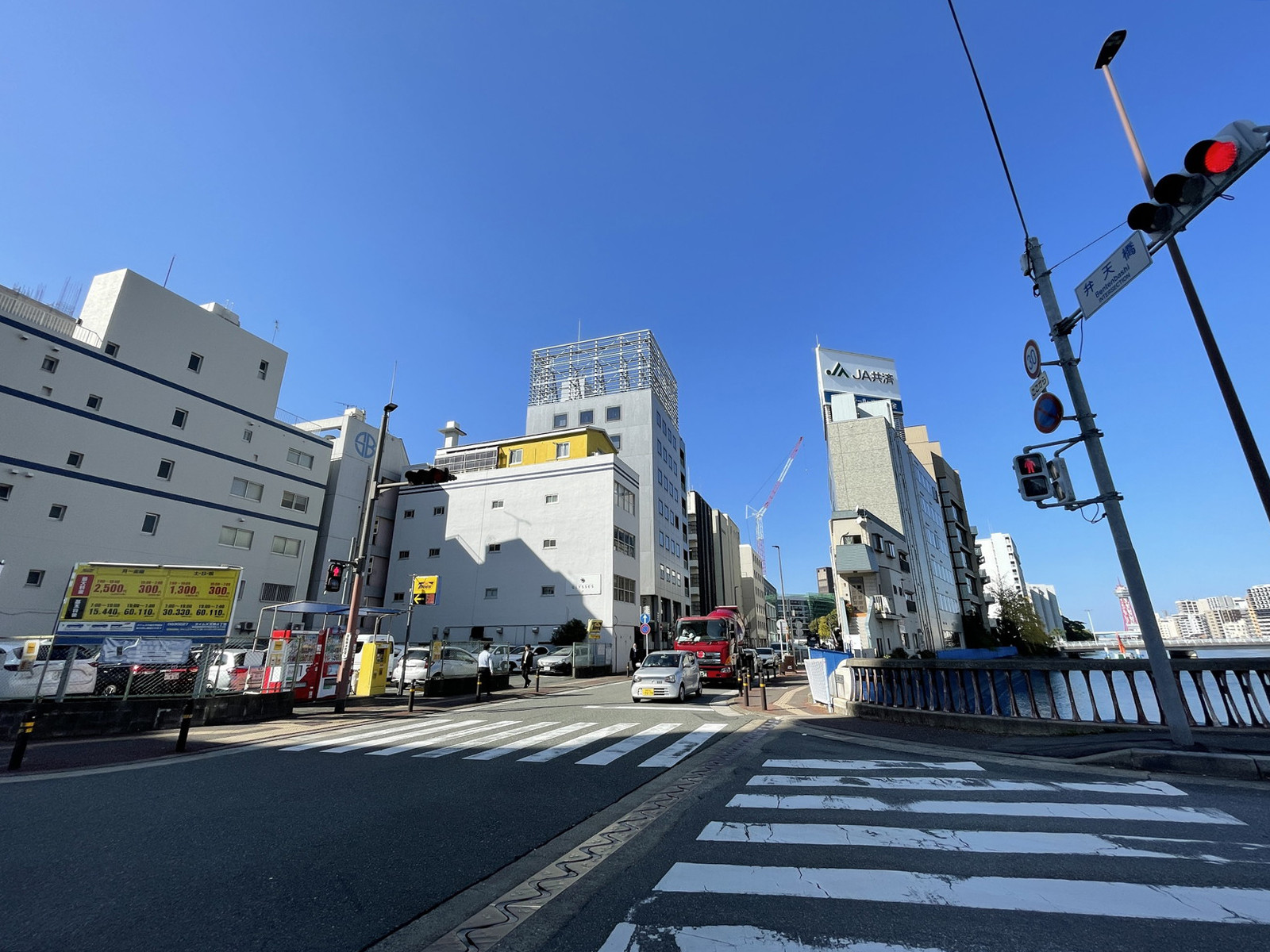 天神ビルプラス前面の通り