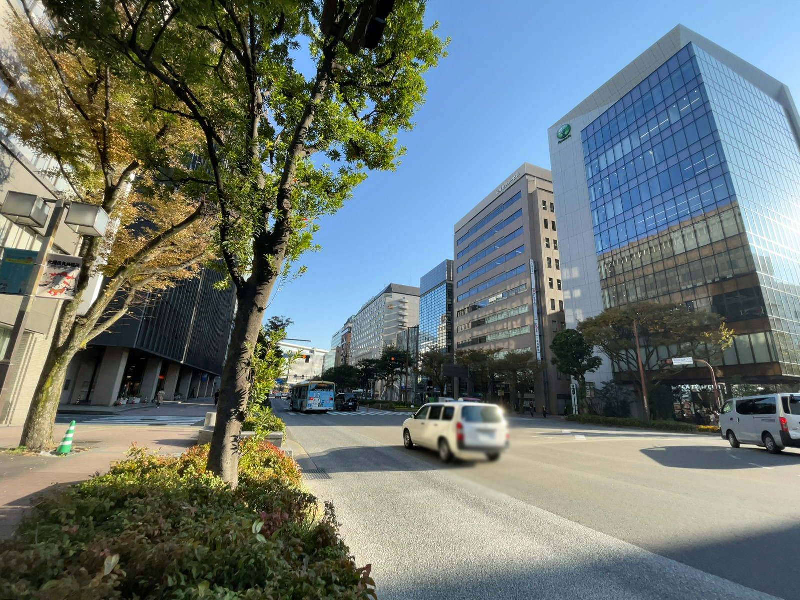 東京建物博多ビル前面の通り