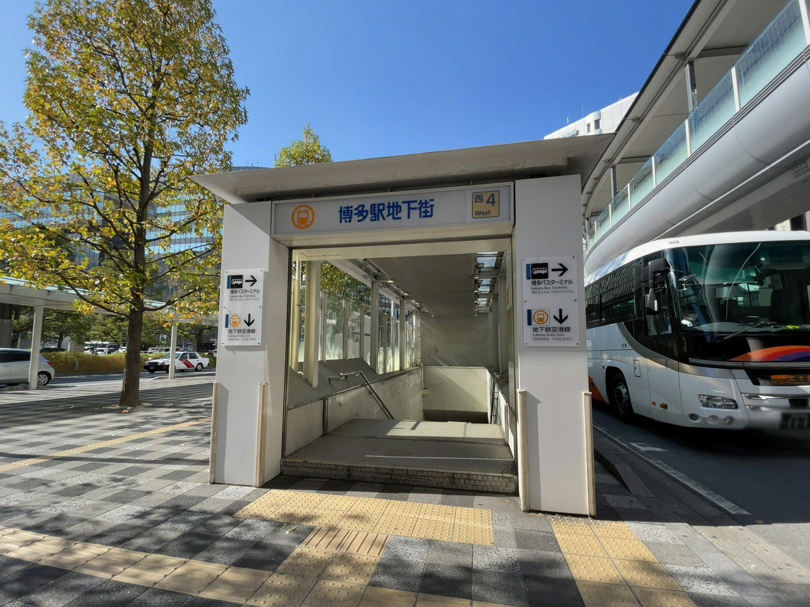 付近の博多地下街