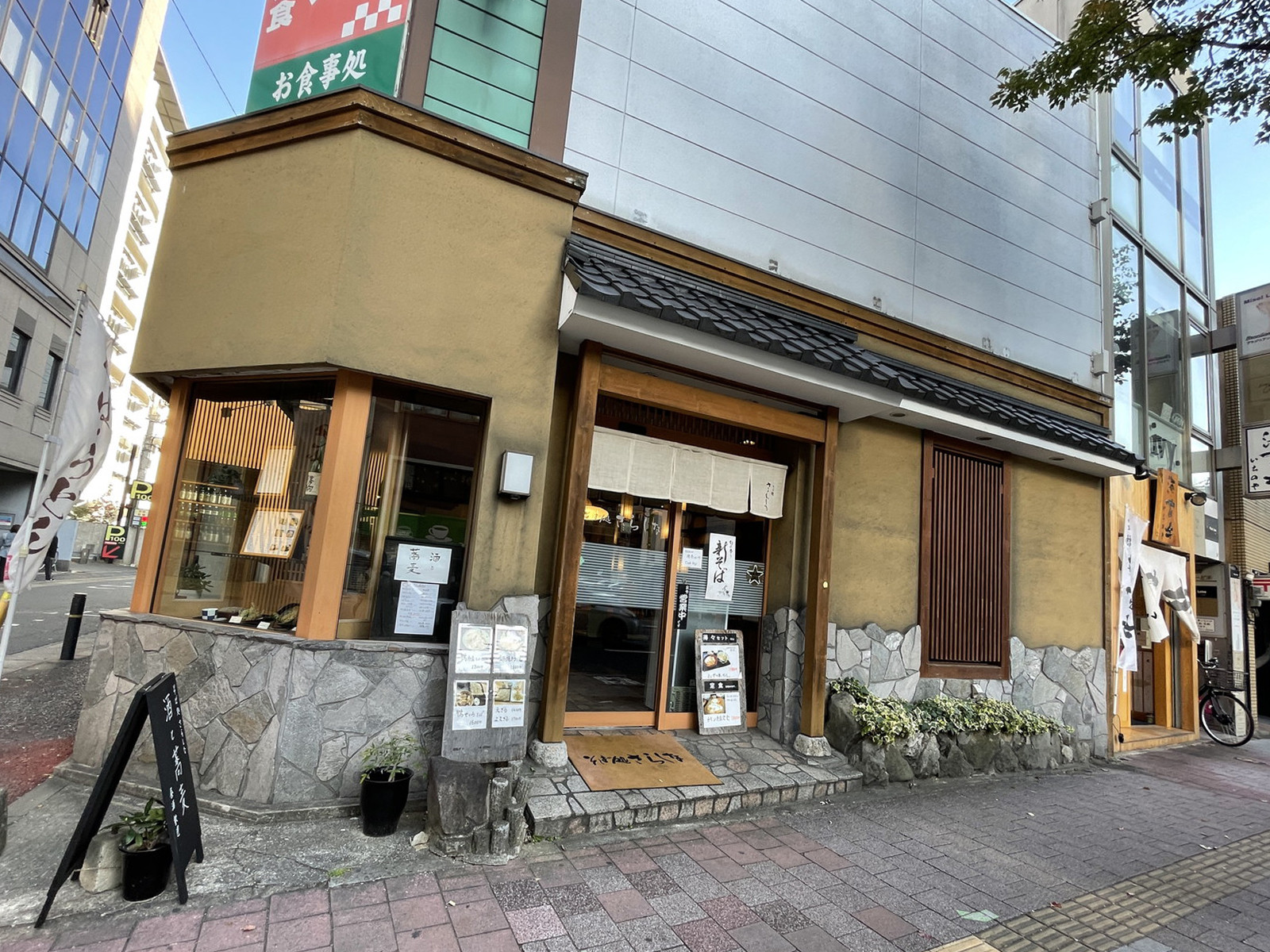 周辺には飲食店が点在