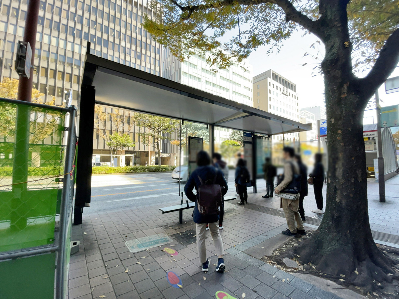 ビル前のバス停「駅前一丁目」