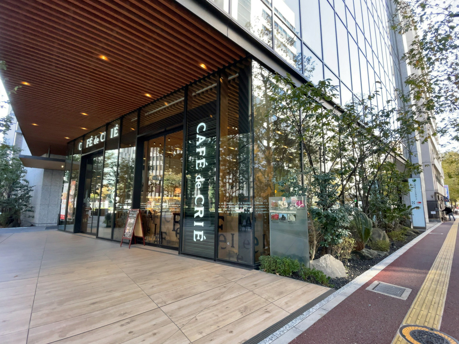 隣のカフェ・ド・クリエ博多大博通店