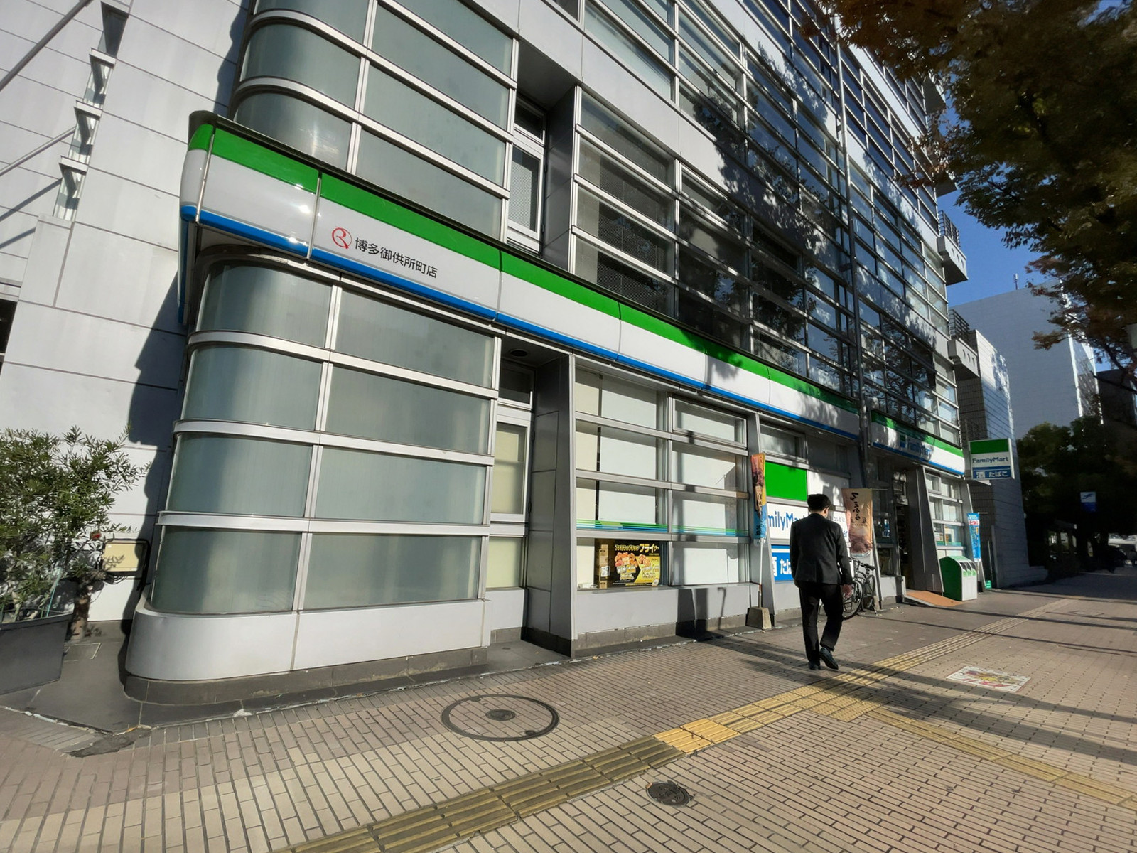 徒歩1分のファミリーマート 博多御供所町店