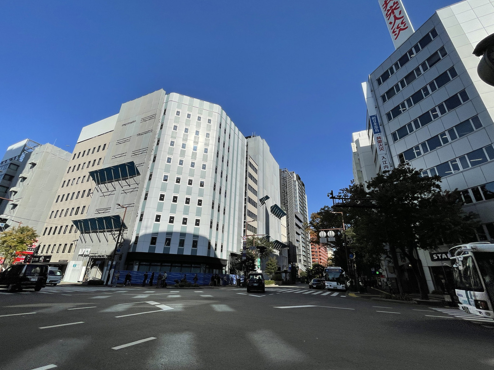 新日本ビル前面の通り