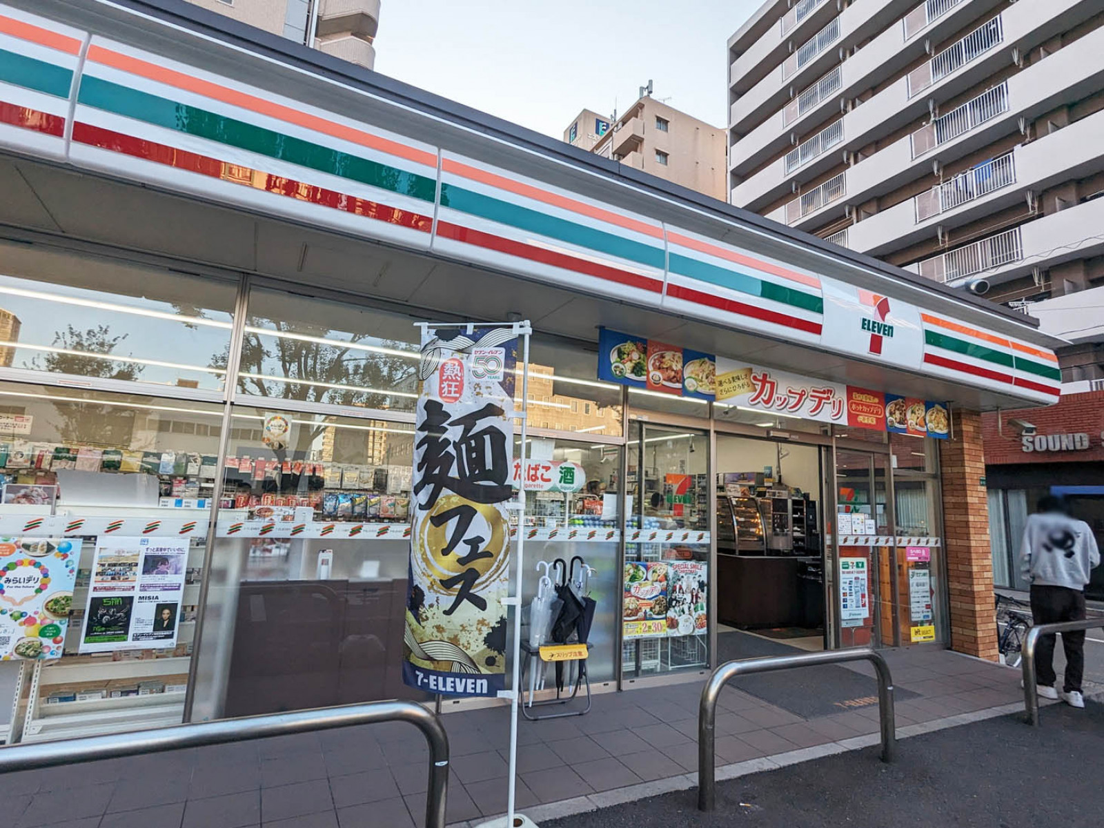 徒歩2分のセブンイレブン博多駅東3丁目店.j