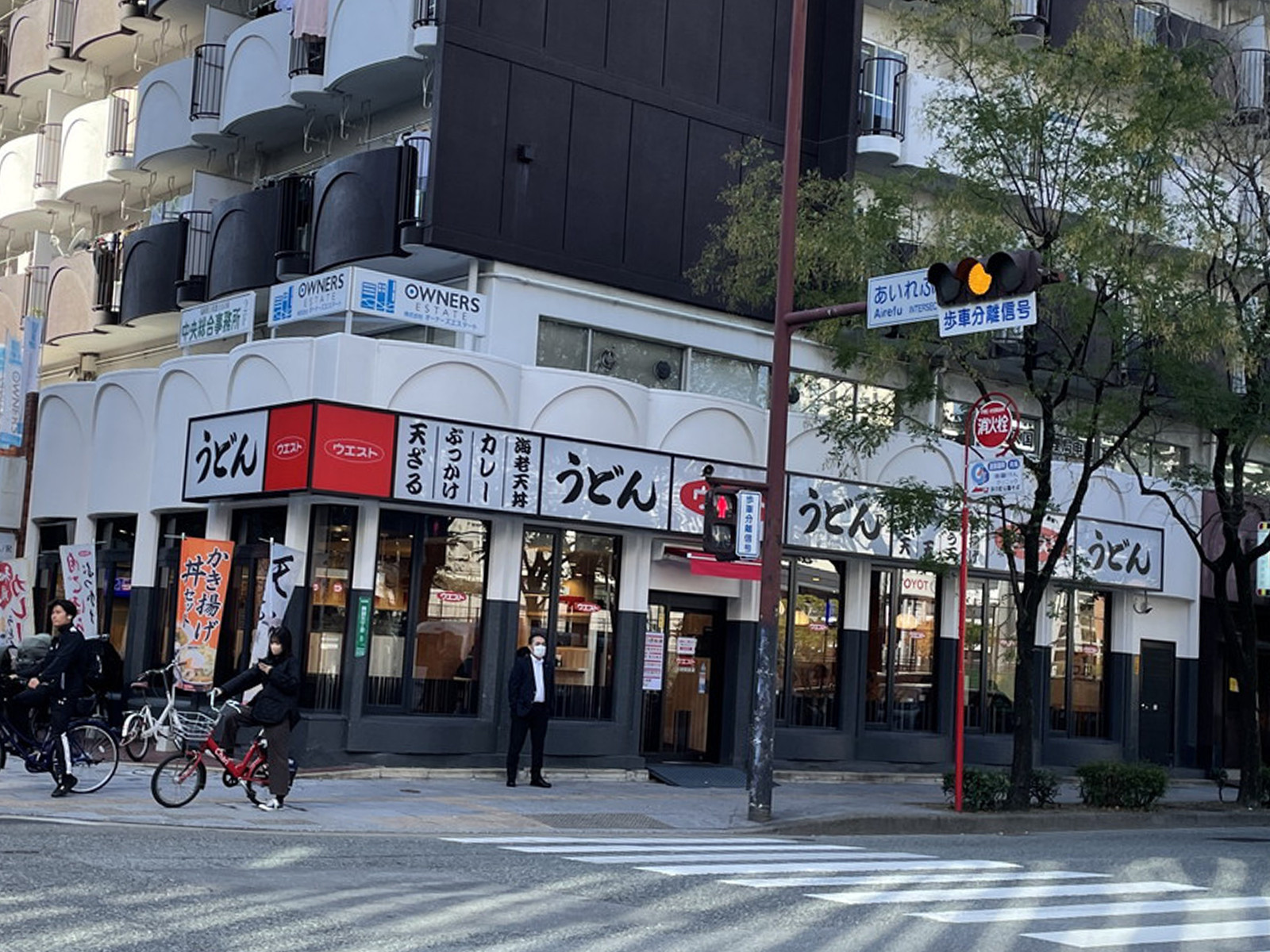 周辺には飲食店が点在
