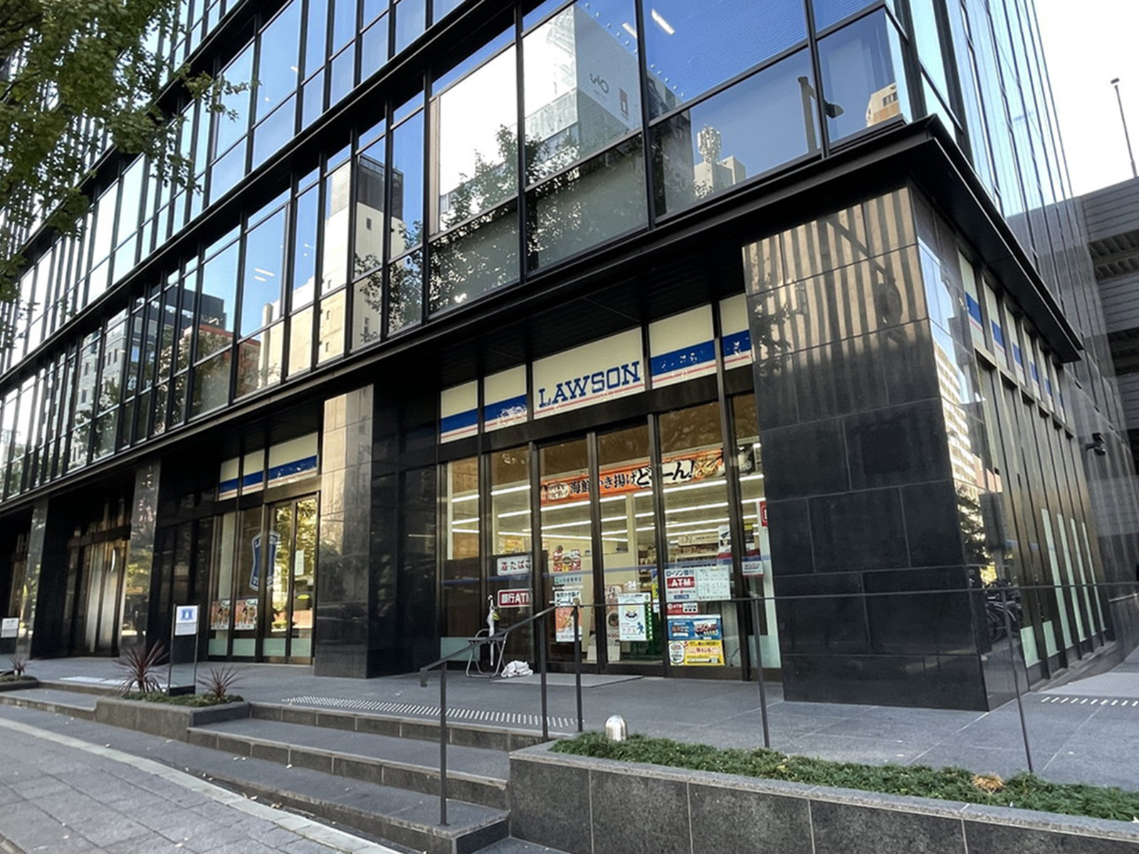 徒歩3分のローソン福岡舞鶴3丁目店