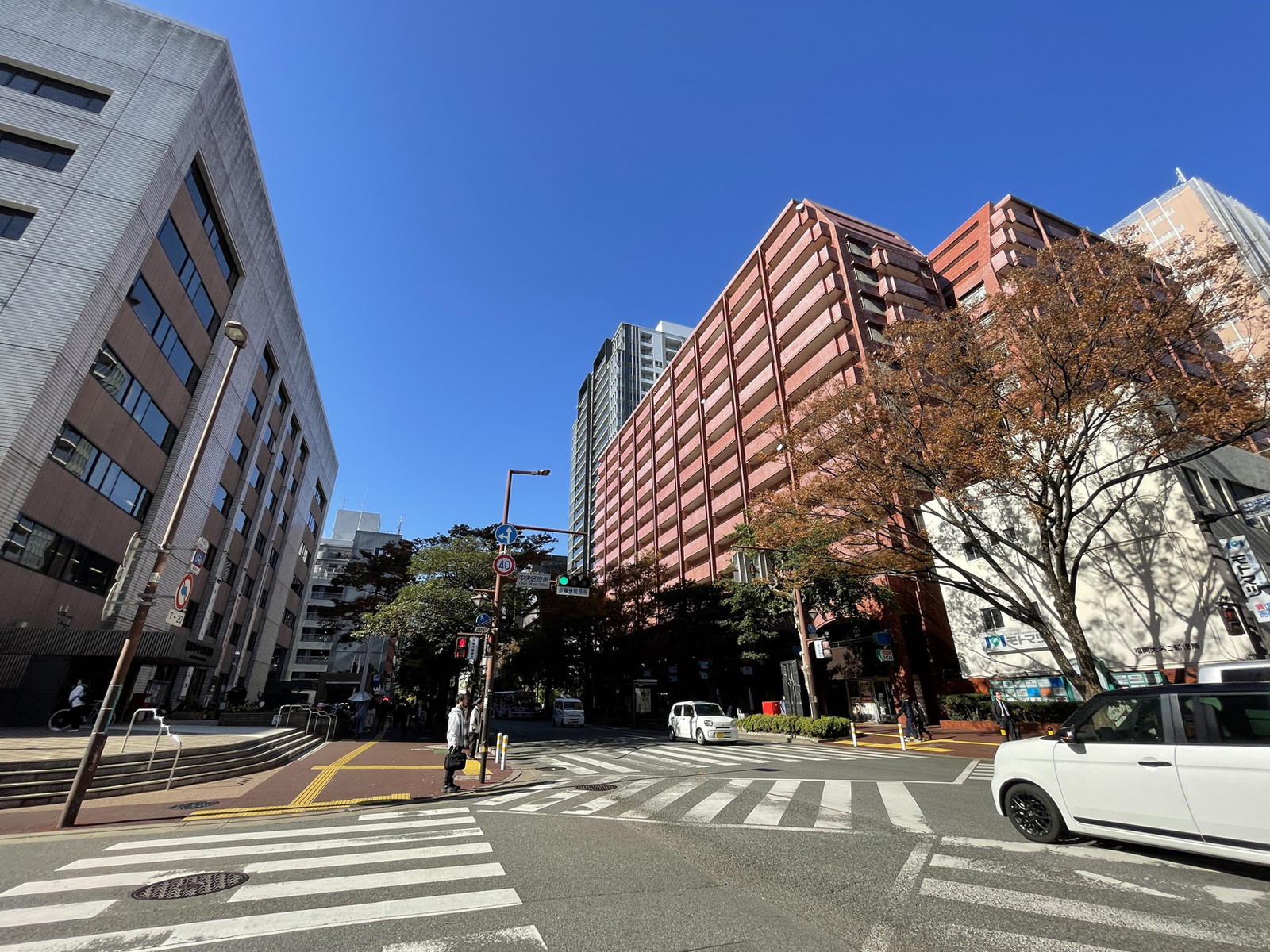 あいおいニッセイ同和損保福岡大名ビル前面の通り