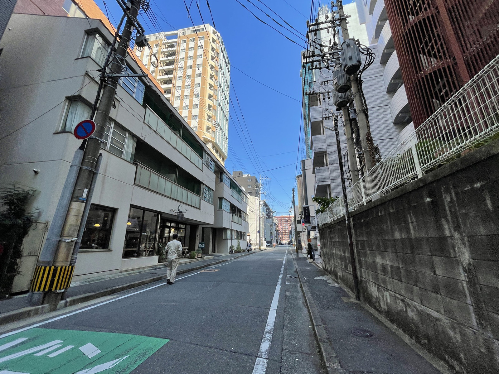 落合ビル前面の通り