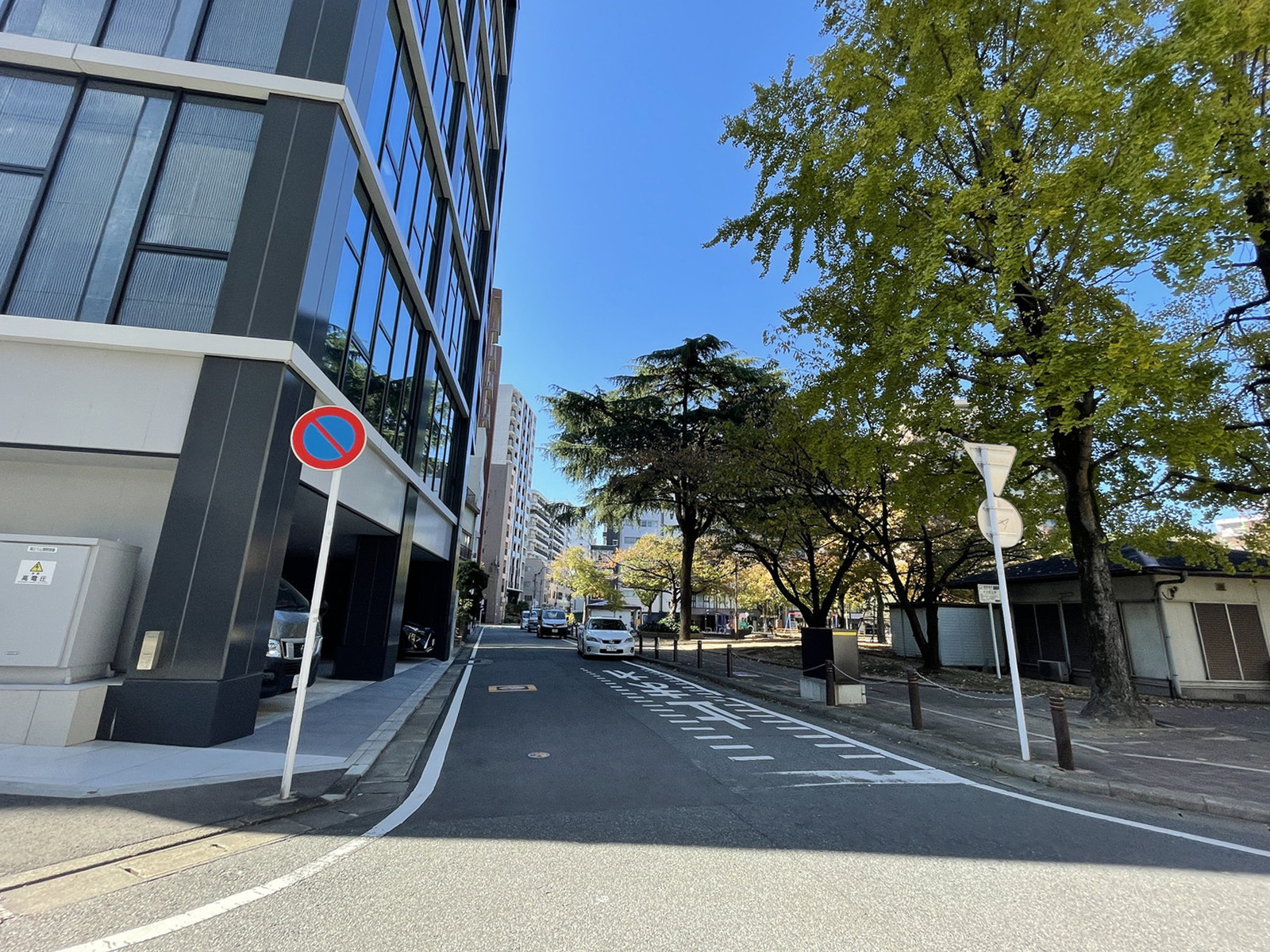 KMビル赤坂前面の通り