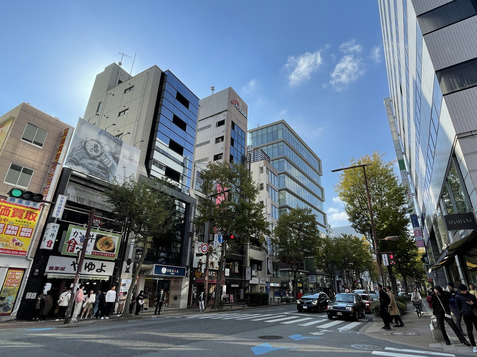 天神アイエスビル前面の通り