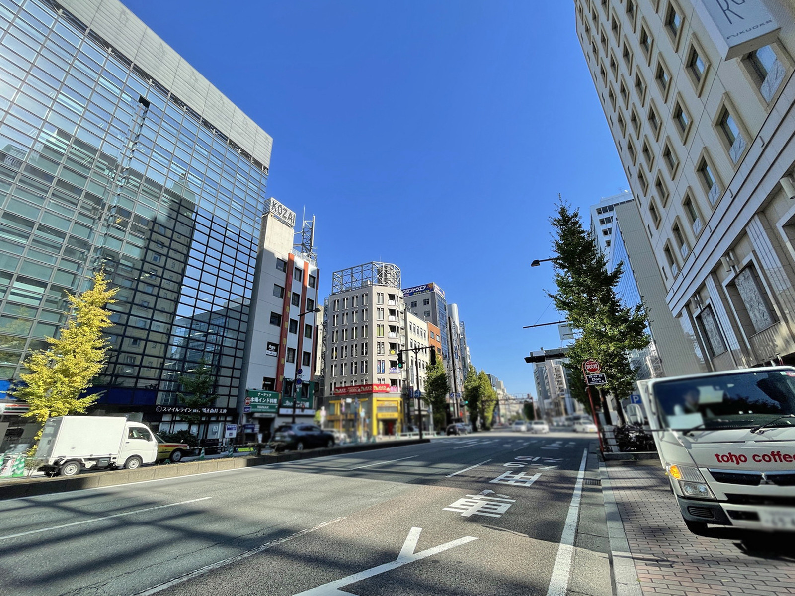 天神偕成ビル前面の通り