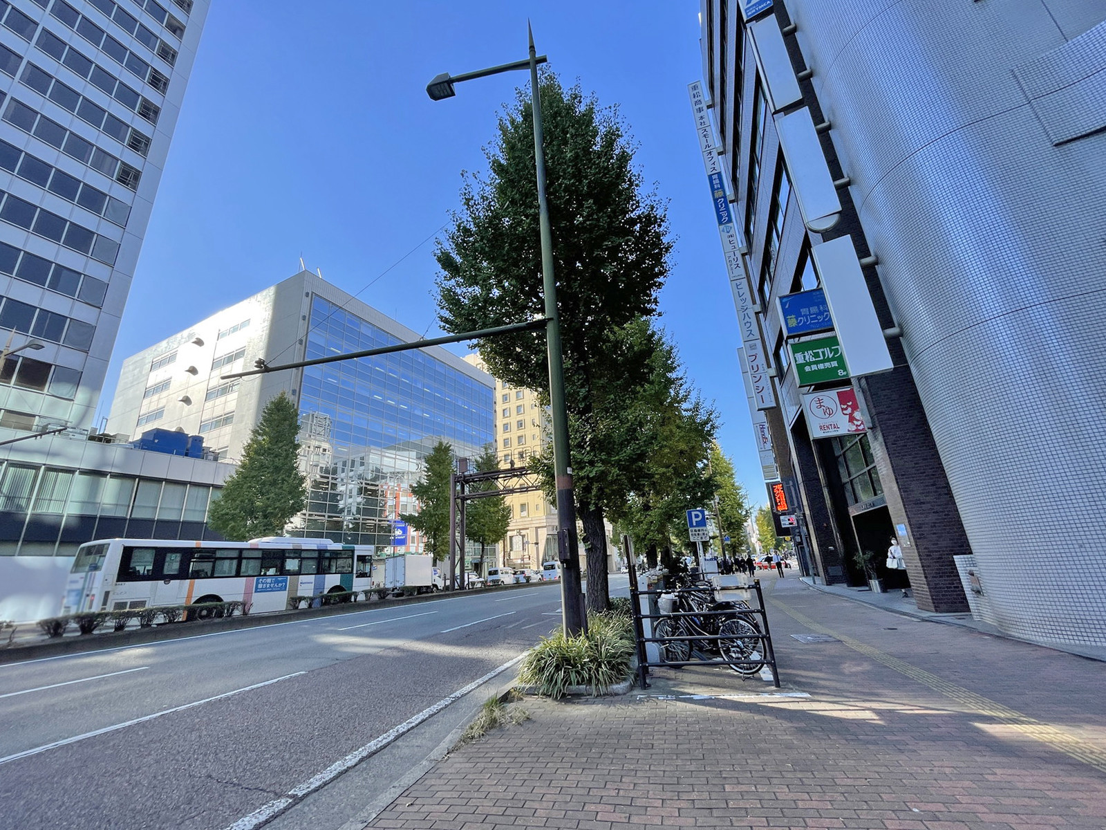 天神西茂ビル前面の通り