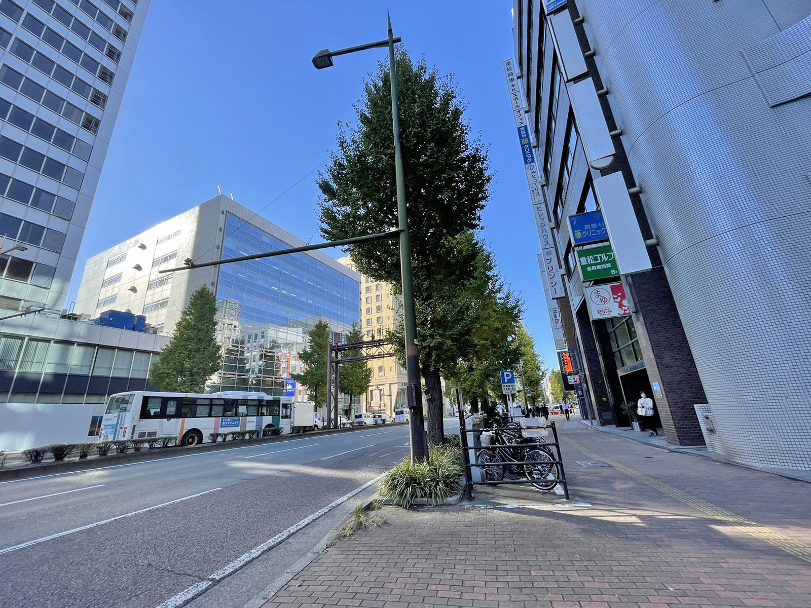 万多礼ビル前面の通り