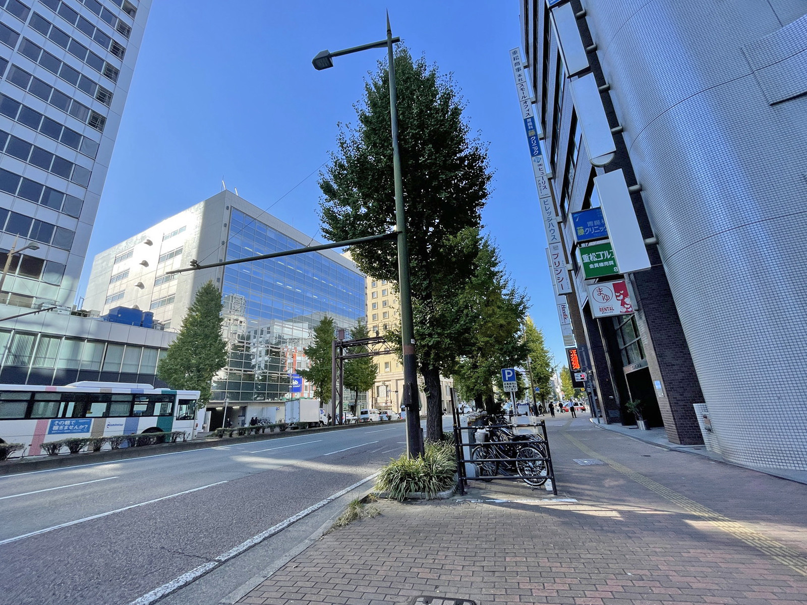 天神重松ビル前面の通り