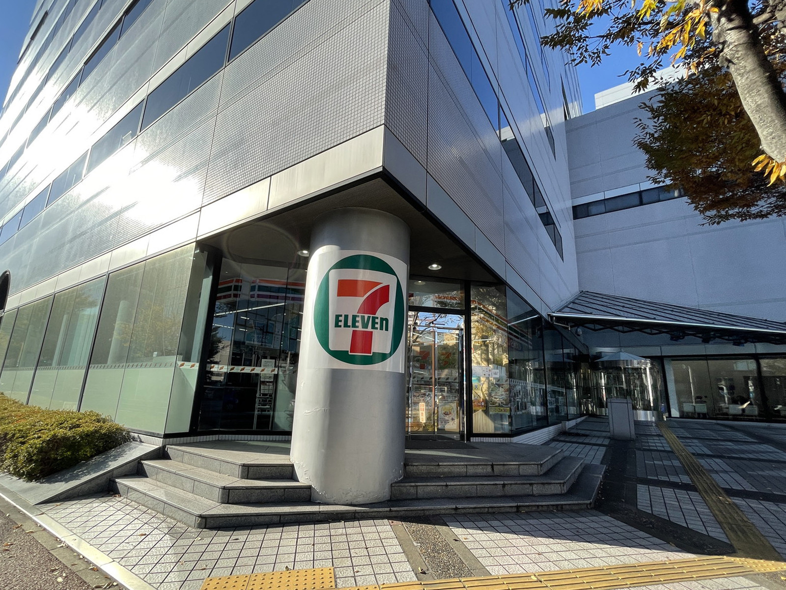 徒歩2分のセブンイレブン福岡長浜1丁目店
