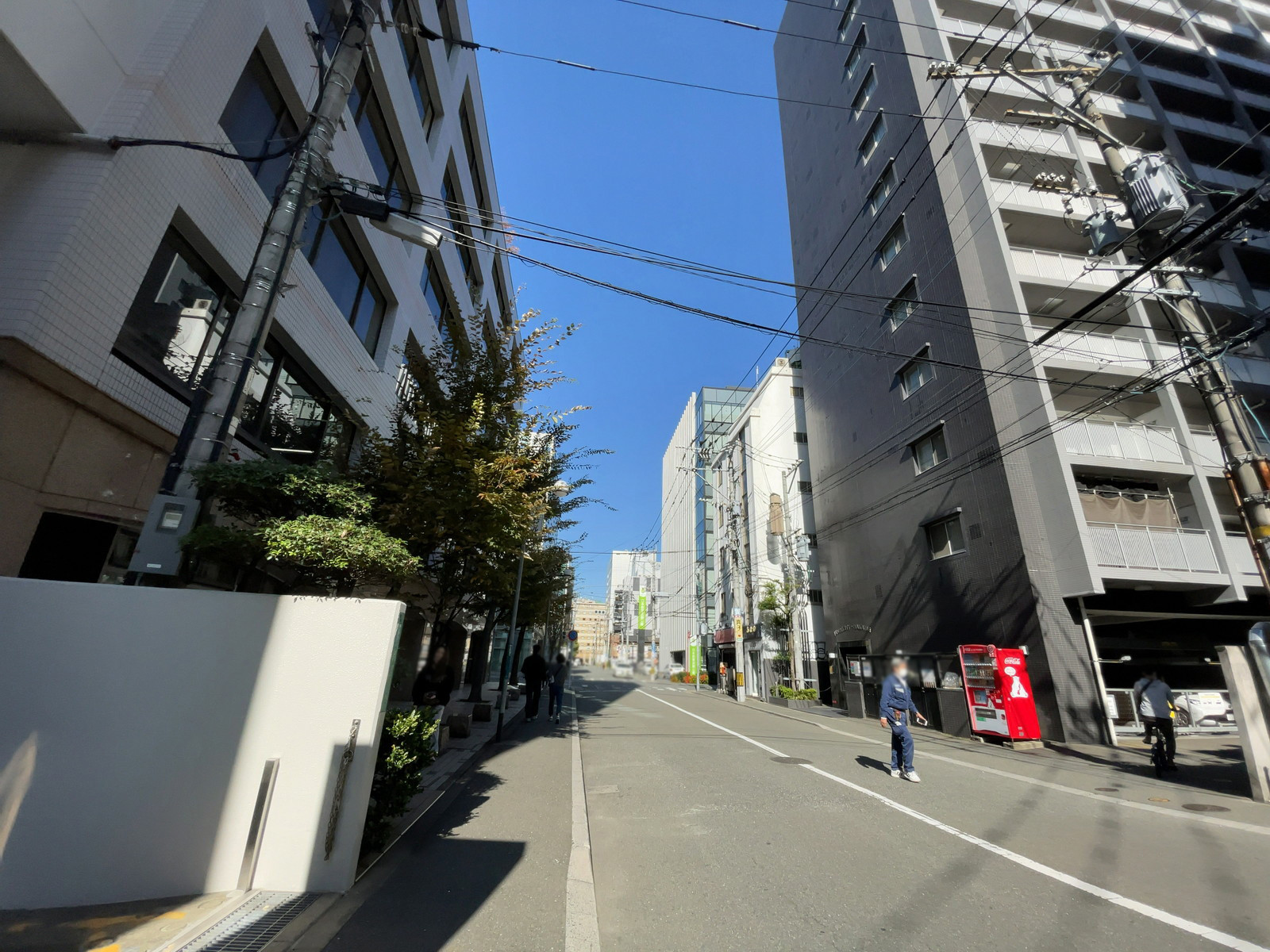 リアンプレミアム博多駅前ビル前面の明治町通り