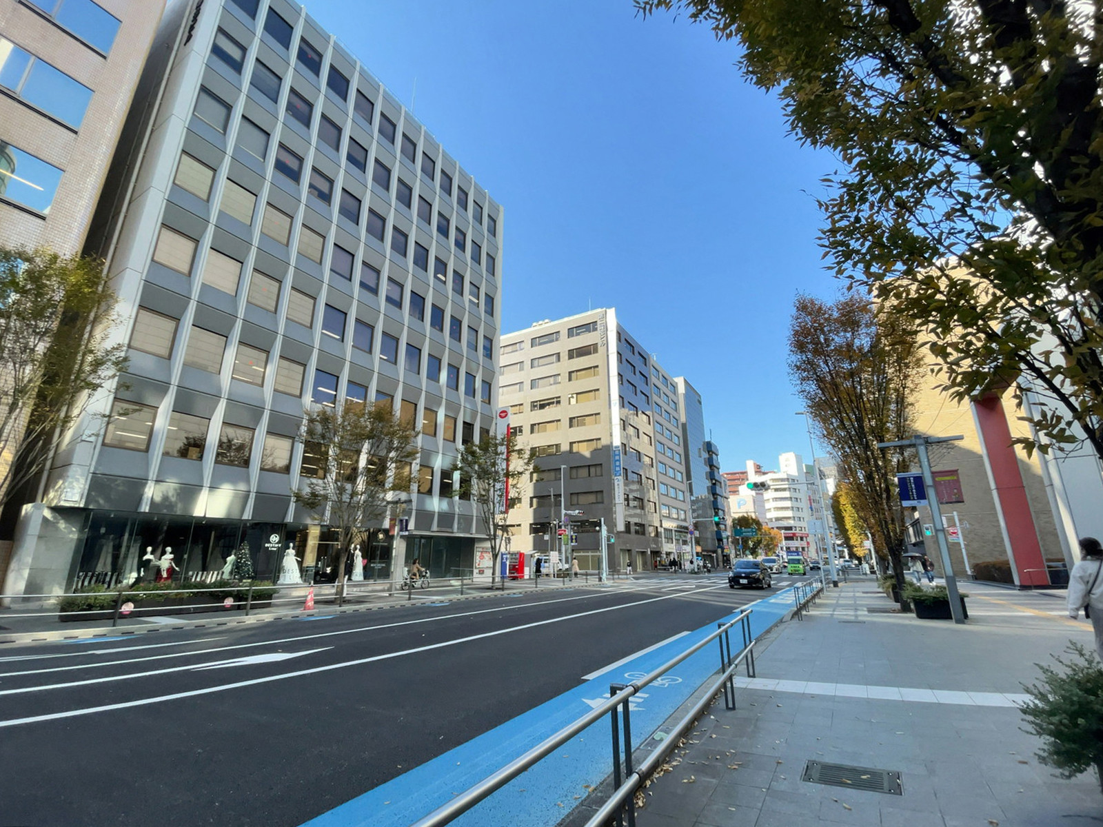 TKビル前面の通り