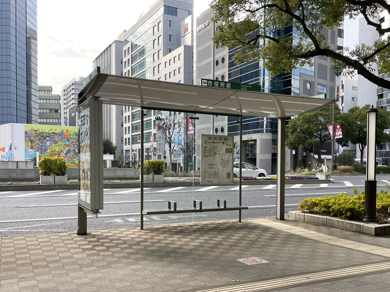 目の前のバス停「市役所前」