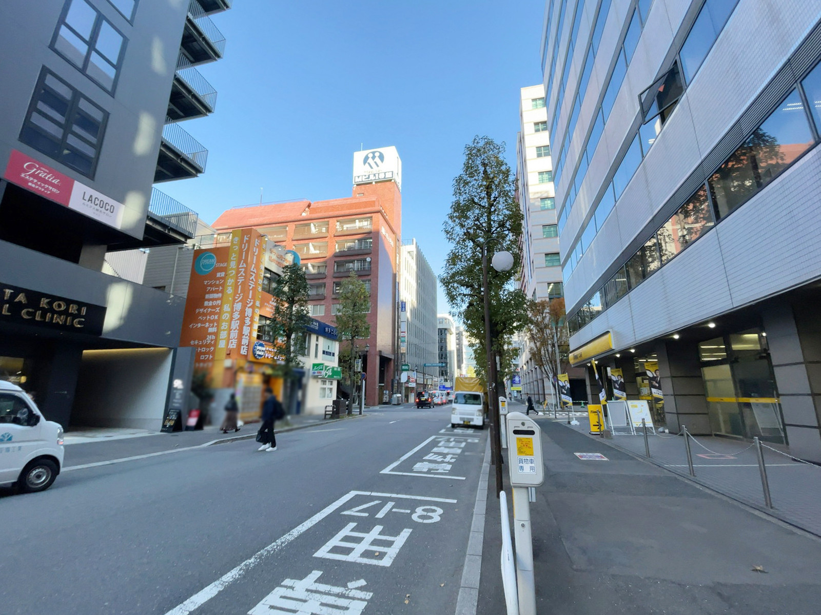 Mビル1号館前面の通り
