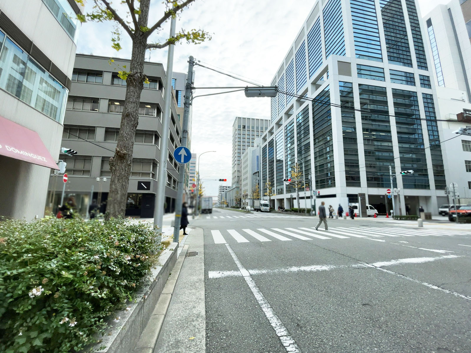 神栄ビル前面の通り