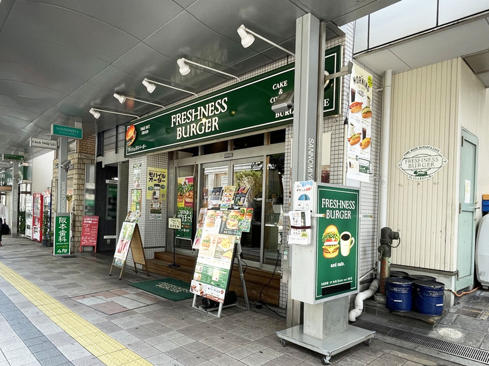 近くのフレッシュネスバーガー三宮中央通り