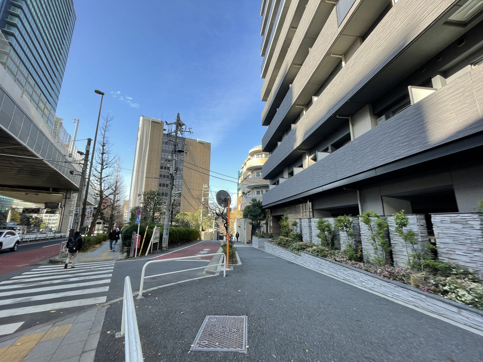 I.W.Place Aobadai前面の通り