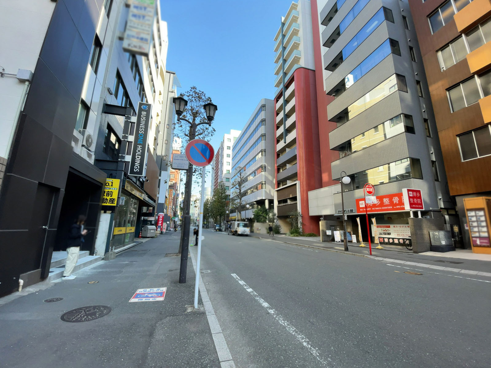 朝日生命博多駅前ビル前面の通り