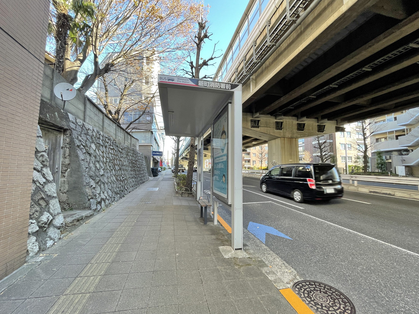 目の前にあるバス停「新町消防署前」