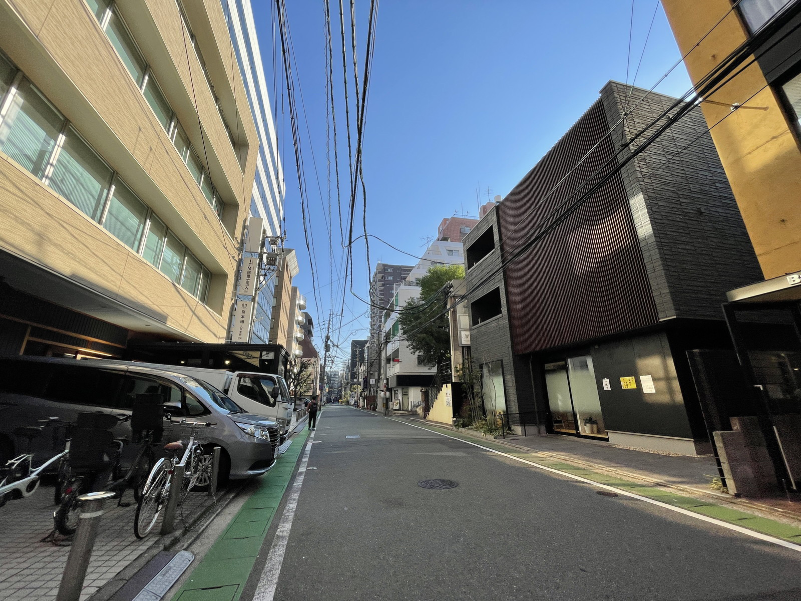 HCCビル前面の通り