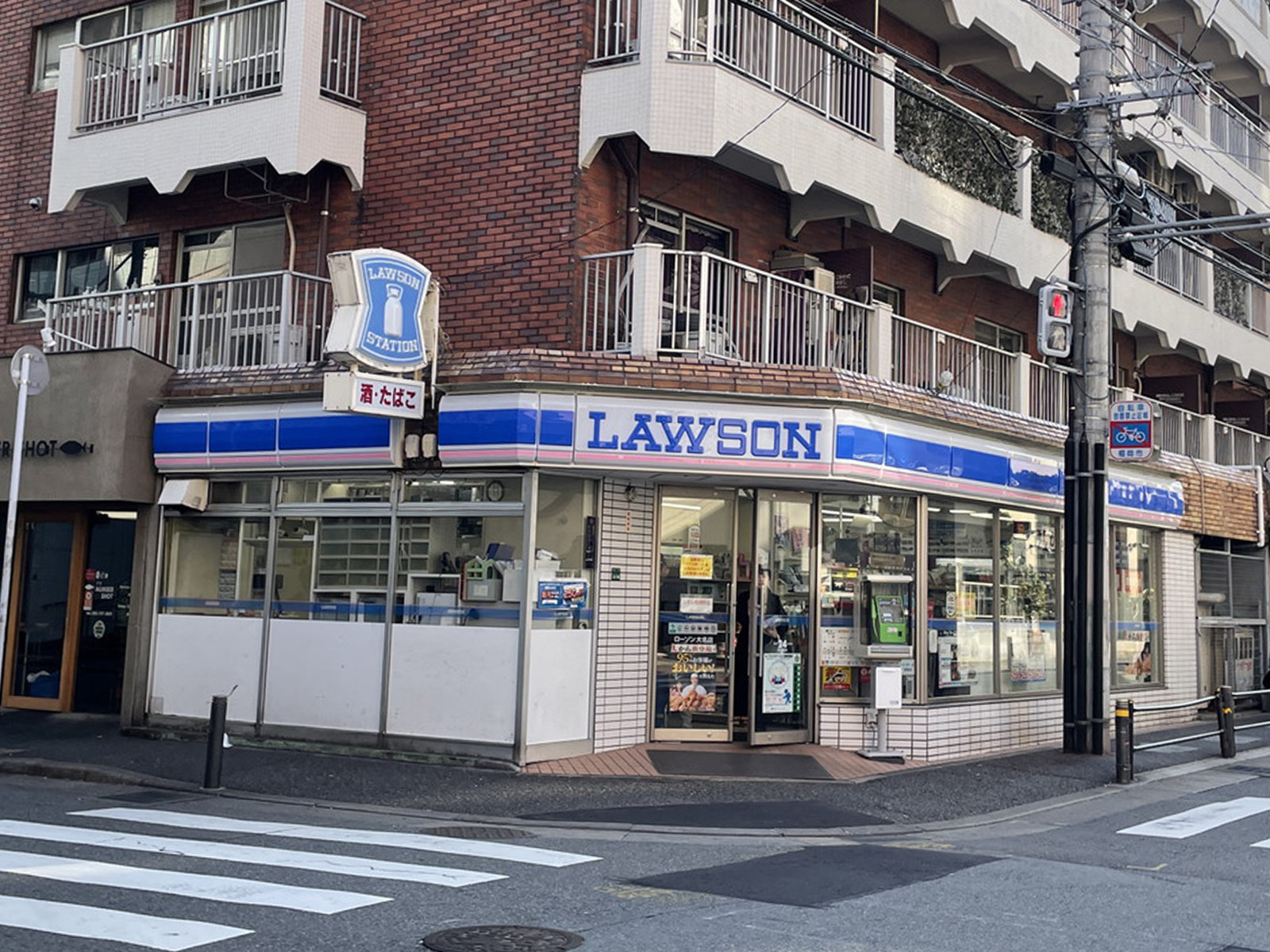 徒歩1分のローソン 大名店