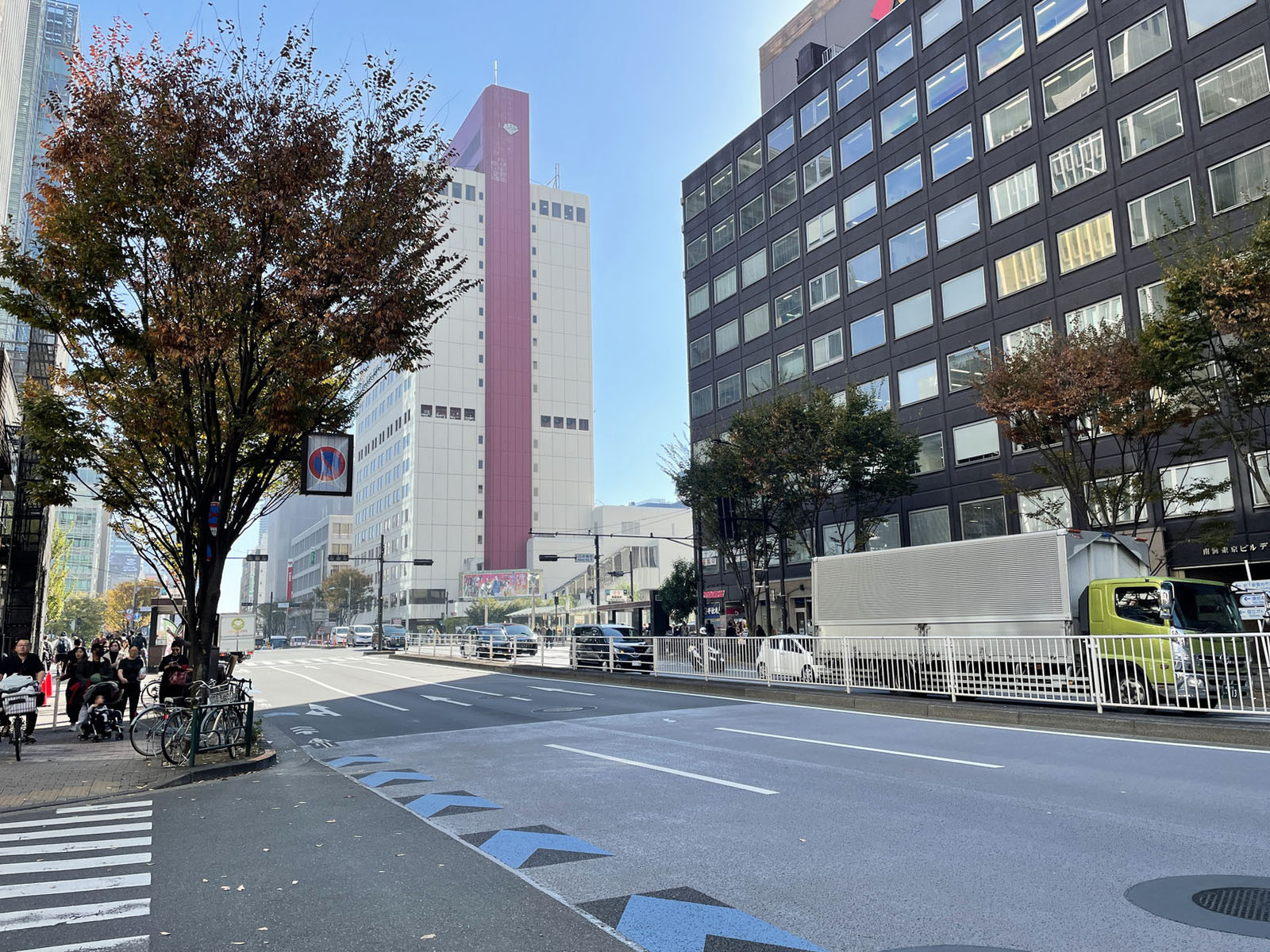 南海東京ビルディング前面の晴海通り