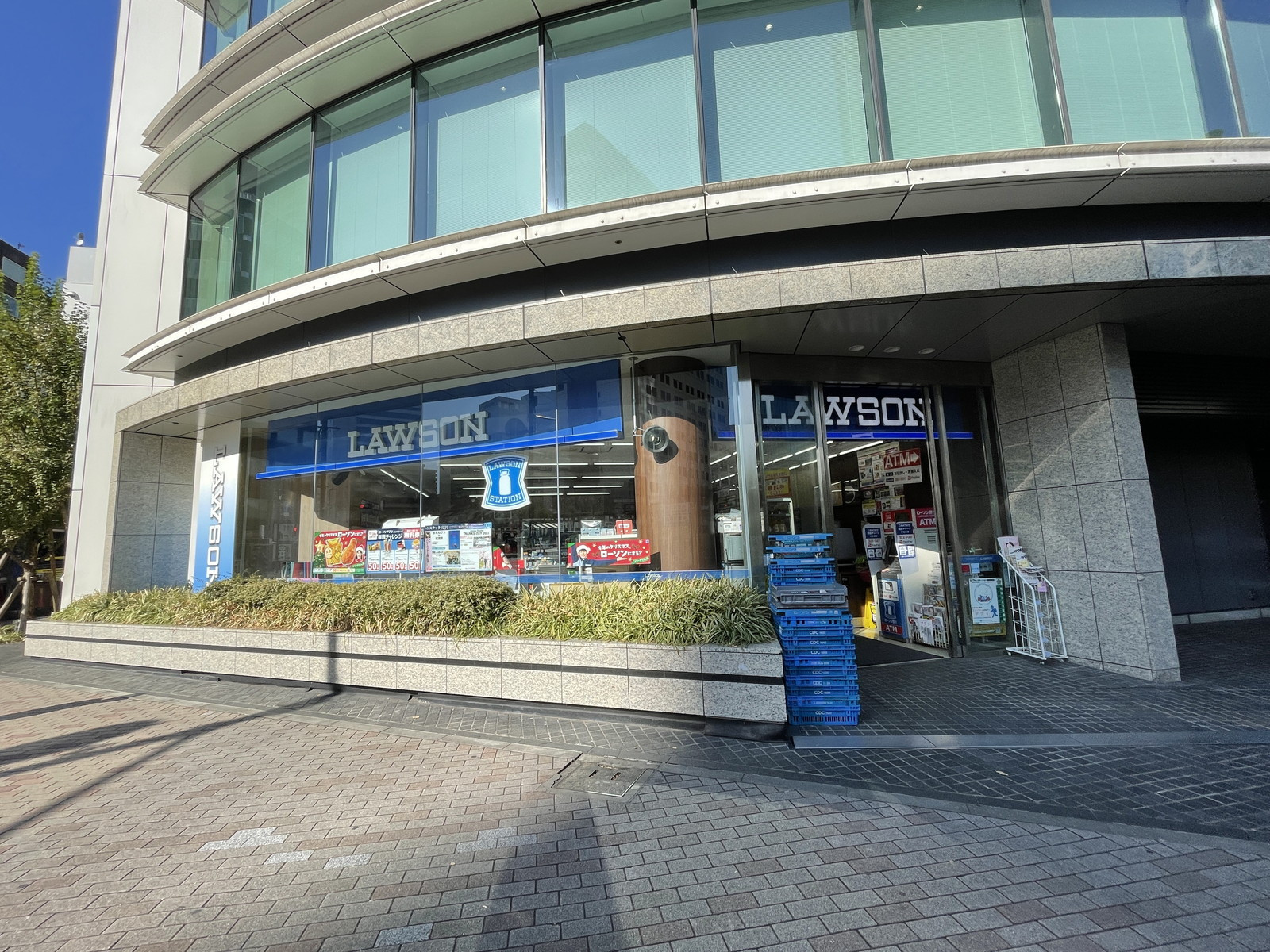 向かいのローソン 東銀座駅前店