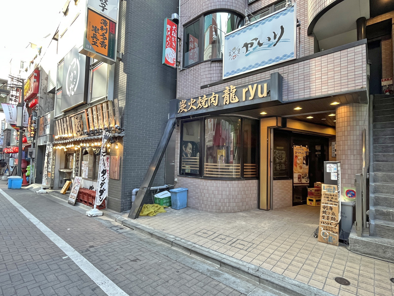 付近には飲食店が充実